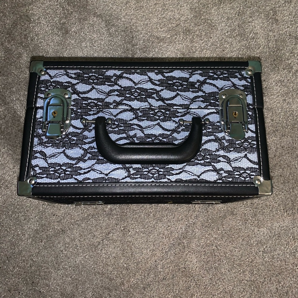 CABOODLES TRAIN CASE
